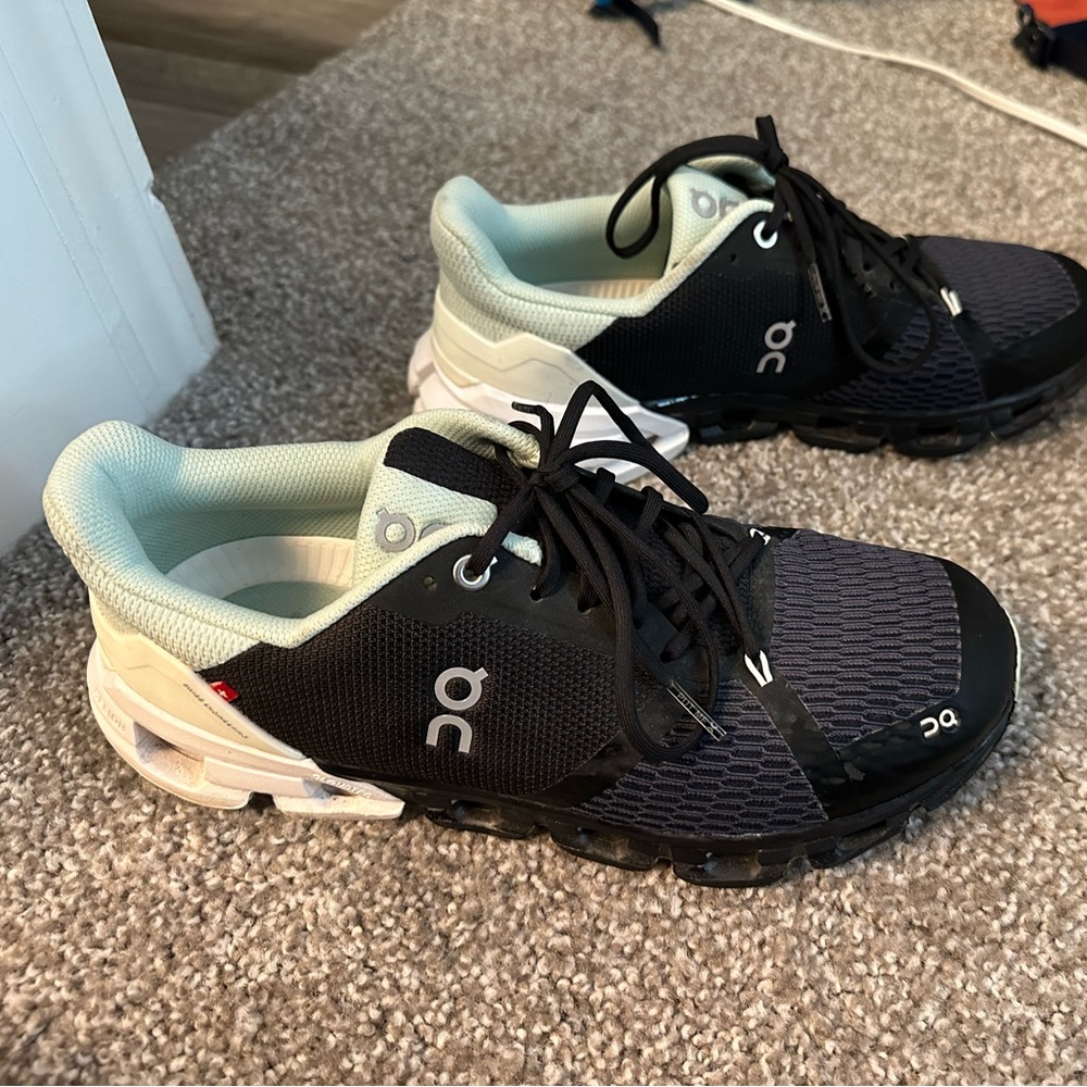 women’s Cloud flyer size 8.5 (euro40) in excellent condition!